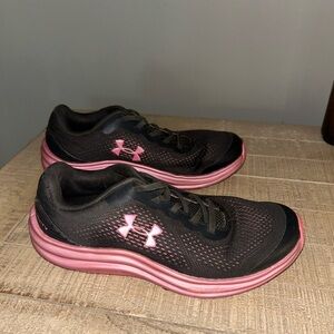 Girls Under Armour Liquify Running Shoes (size 2 youth)